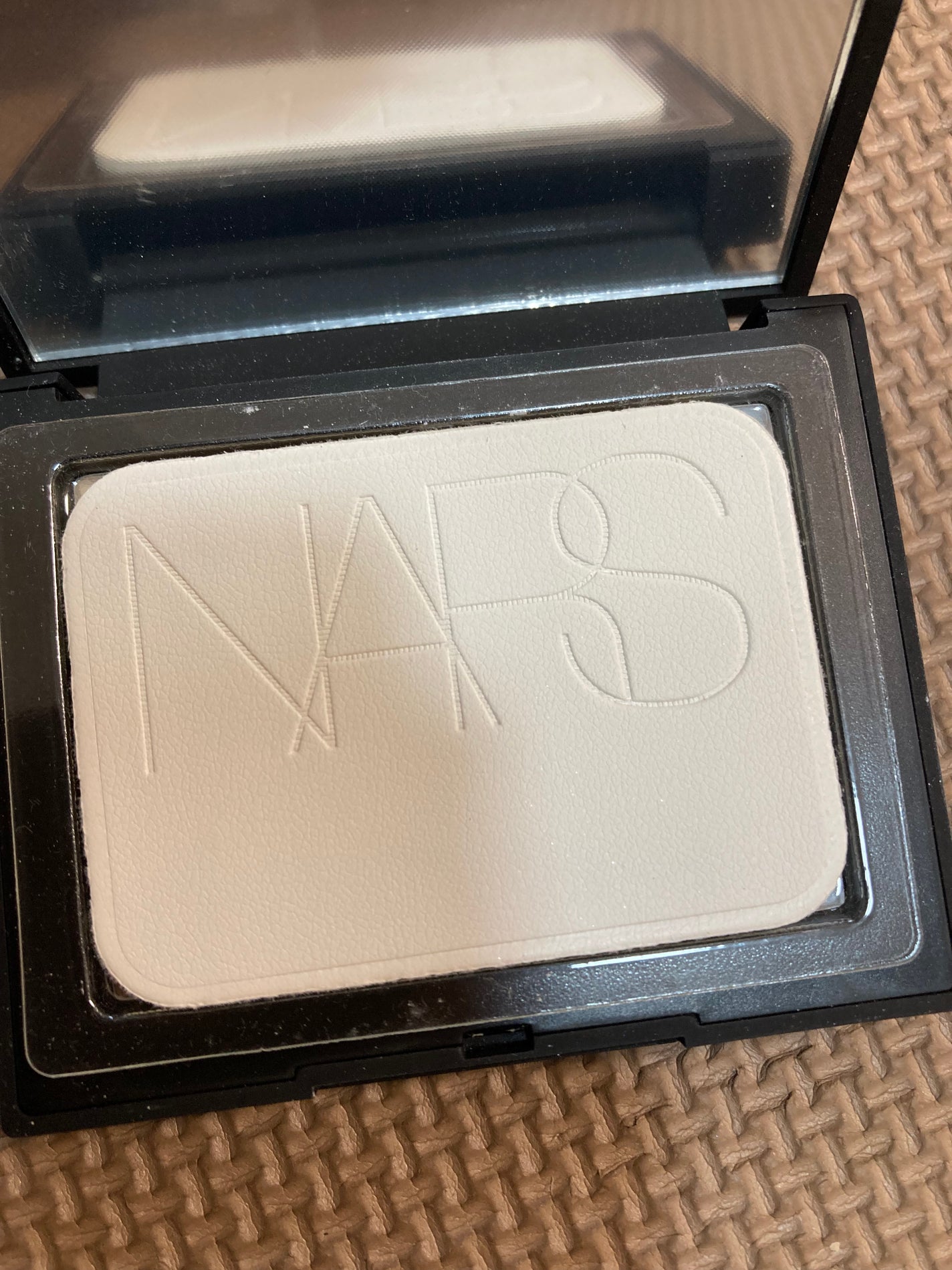 ライトリフレクティング プリズマティックパウダー/NARS/プレストパウダーを使ったクチコミ(4枚目)