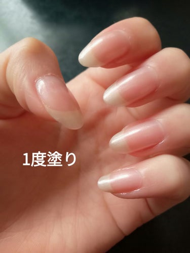 ✼••┈┈••✼••┈┈••✼••┈┈••✼••┈┈••✼
ネイルの投稿です💅
NAILHOLIC　PK818

パール感がたまらないネイルです🥰
例えるならCEZANNEのハイライト04シェルピンクみたいな色です！（伝われ、、ʕ⁠っ⁠•⁠ᴥ⁠•⁠ʔ⁠っ）

写真だと1度塗りも2度塗りもあまり変わらない感じがするけど、実際だともう少し変わります✨
めちゃめちゃ塗りやすいし、指がきれいに見えるのでおすすめです！！！

ちなみに使ったネイルパーツは前回の投稿で取れにくいとして紹介したSeriaのものです☺️

ここまで読んでくださり、ありがとうございました！
よかったら、いいね、フォローよろしくお願いします🥀
✼••┈┈••✼••┈┈••✼••┈┈••✼••┈┈••✼
#ネイルホリック
#ネイル
#パールネイル
#上品ネイルの画像 その1