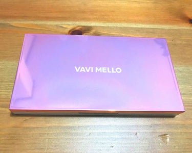 VAVI MELLO ValentineBox2  PEACH PALETTE

話題になっているので気になって購入！！
オレンジ系のパレットでキラキラ系とマット系2種類入っていてとても使いやすいです🍊