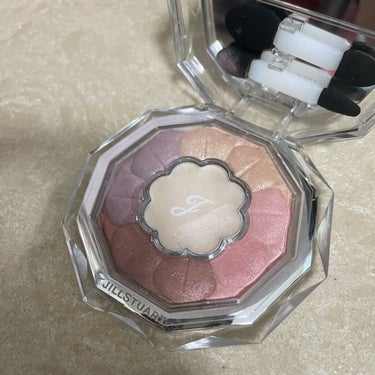 【使った商品】JILL STUART　ブルームクチュールアイズ　04 sunlit ranunculus
【色味】柔らかいパープル、ピンク、ボルドー
【ラメorマット】ツヤ系パール
【密着感】良い
【発