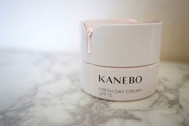 💄Kanebo
フレッシュ デイ クリーム
40ml ¥6,000(税抜)

・‥…━━━☞・‥…━━━☞

朝のスキンケアの最後はこれ🐻‍❄️✨
田中みな実さんが使用してるという事で
かなり人気ですよ