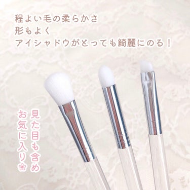 𝗹 𝘂 𝗶 🪄 𝗬𝗼𝘂𝗧𝘂𝗯𝗲 はじめました on LIPS 「ミルクな見た目がかわいすぎる🥛ふわっとタッチのアイシャドウブラ..」（3枚目）