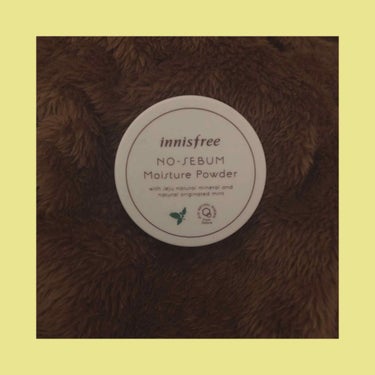 _
innisfree ( イニスフリー)

ノーセバム ミネラルパウダー

前髪が雨とか湿気とかで、
パックリしちゃった時に使ってます。

前髪も自然に綺麗な感じに
なってくれるので良きですね😹

汗