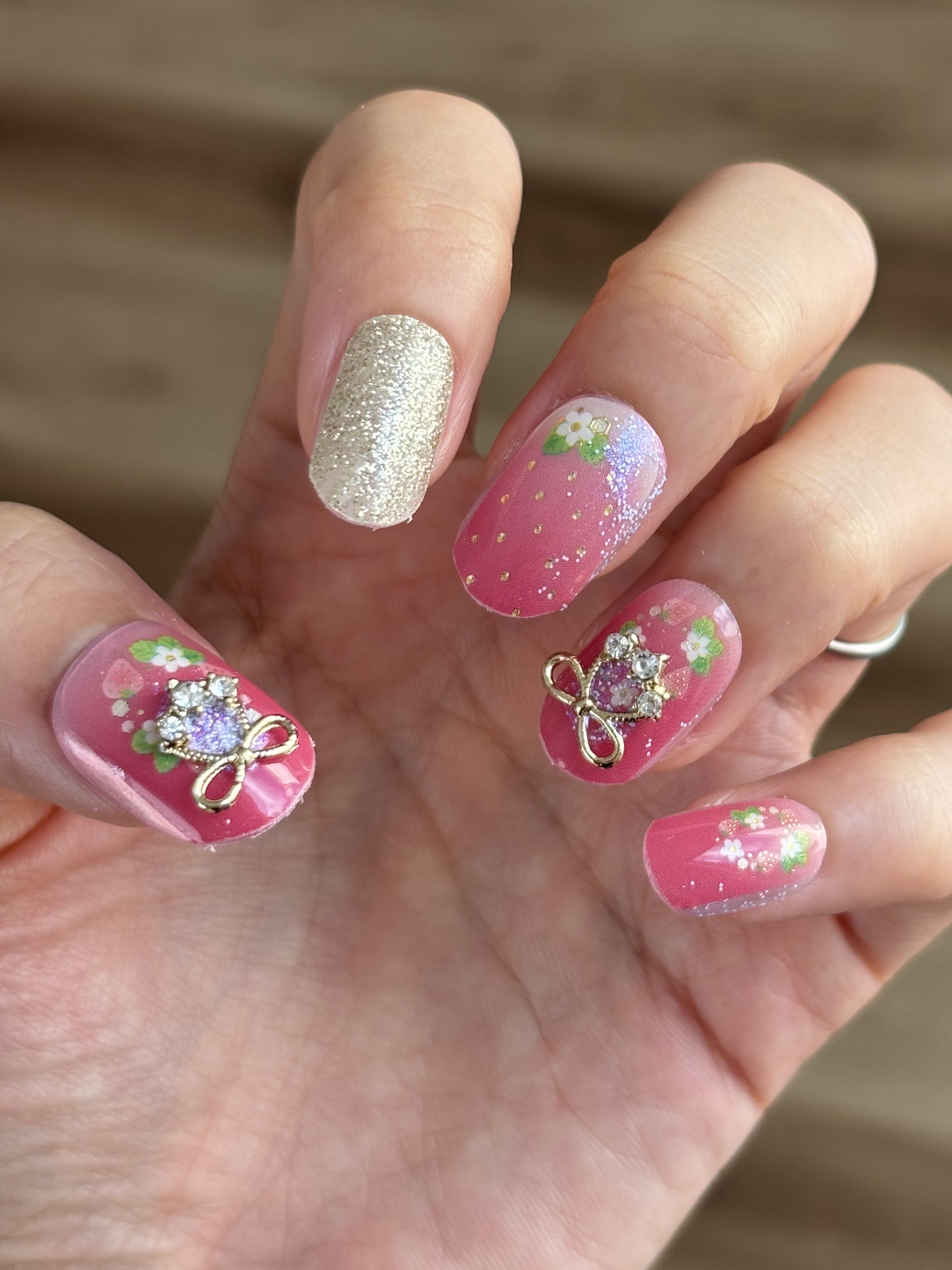 ディオリフィック グリッター トップ コート 001 ブトン ドール/Dior/ネイルトップコートを使ったクチコミ（3枚目）