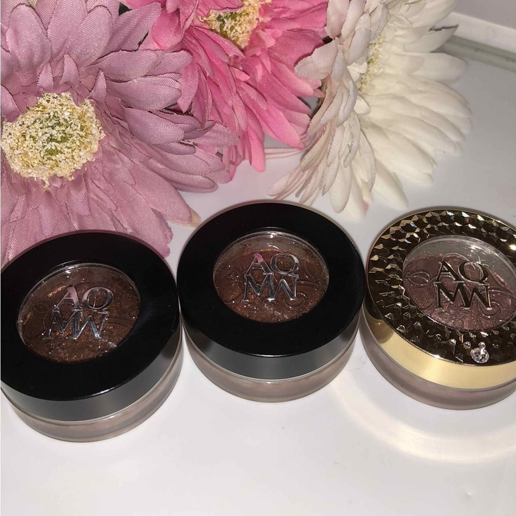 コスメデコルテ アイグロウ ジェム
左から  BR380 BR381 PK881

○¥2700＋税 （⚠︎右のものはコフレに入っていたものです）

〈よい点〉
○１つでグラデーションができる
○時短になる！
○いい香りがする
○持ち運びに