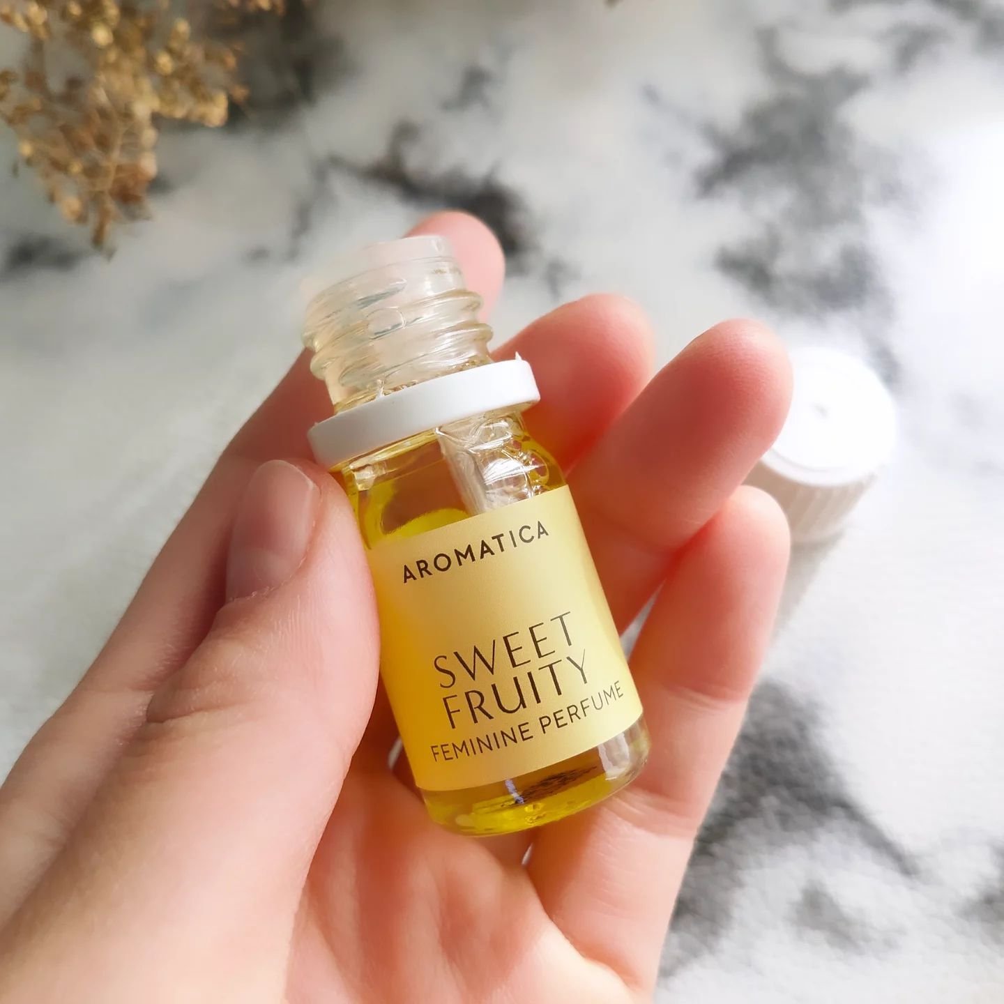 ピュア＆ソフトフェミニンパフュームフルーティーフローラル / AROMATICA
