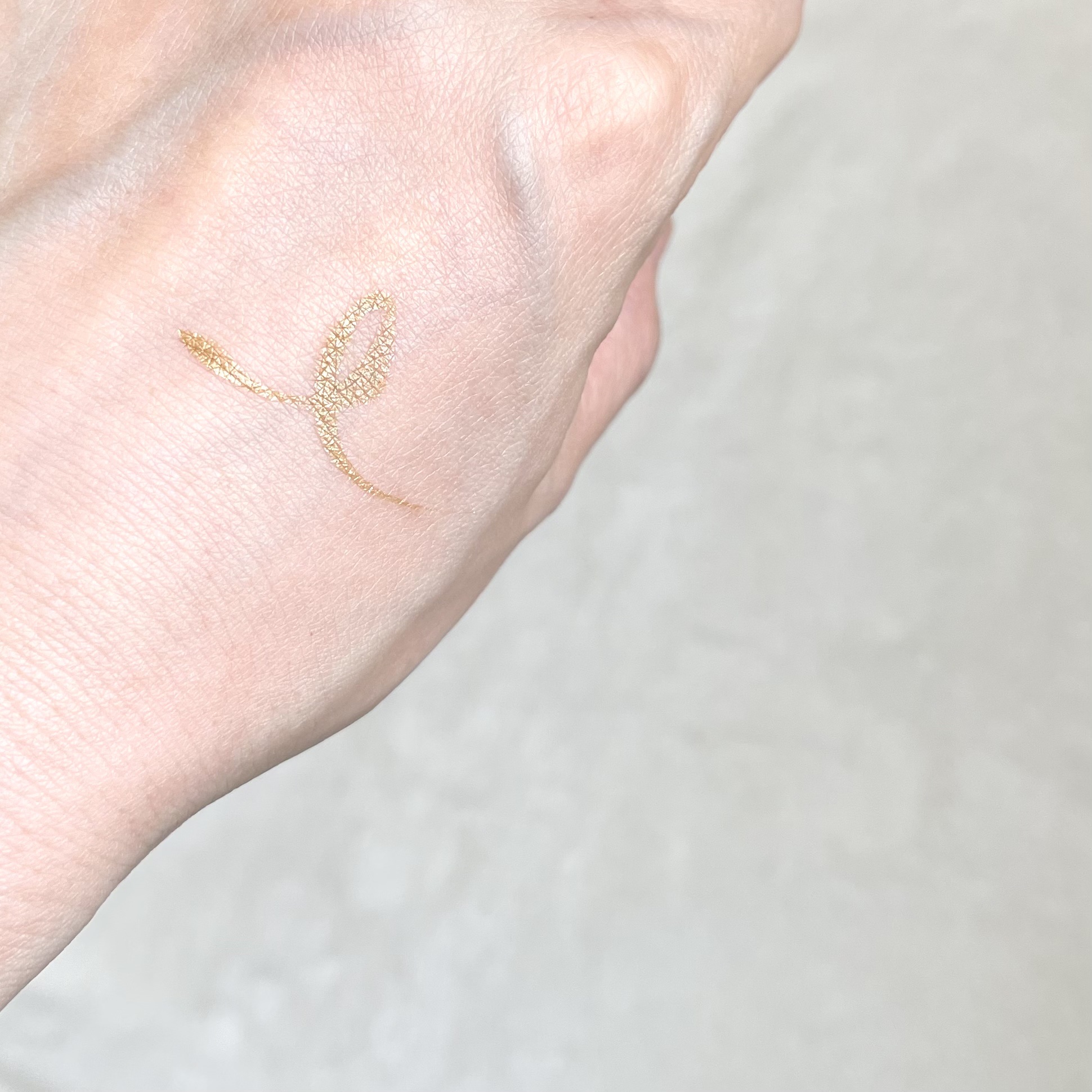 BLEND BERRY プレイフル リキッドアイライナーのクチコミ「夏メイクにぴったりな
ゴールド系アイライナー♡
⁡
◇  BLEND BERRY ◇
 ▶︎ .....」（2枚目）