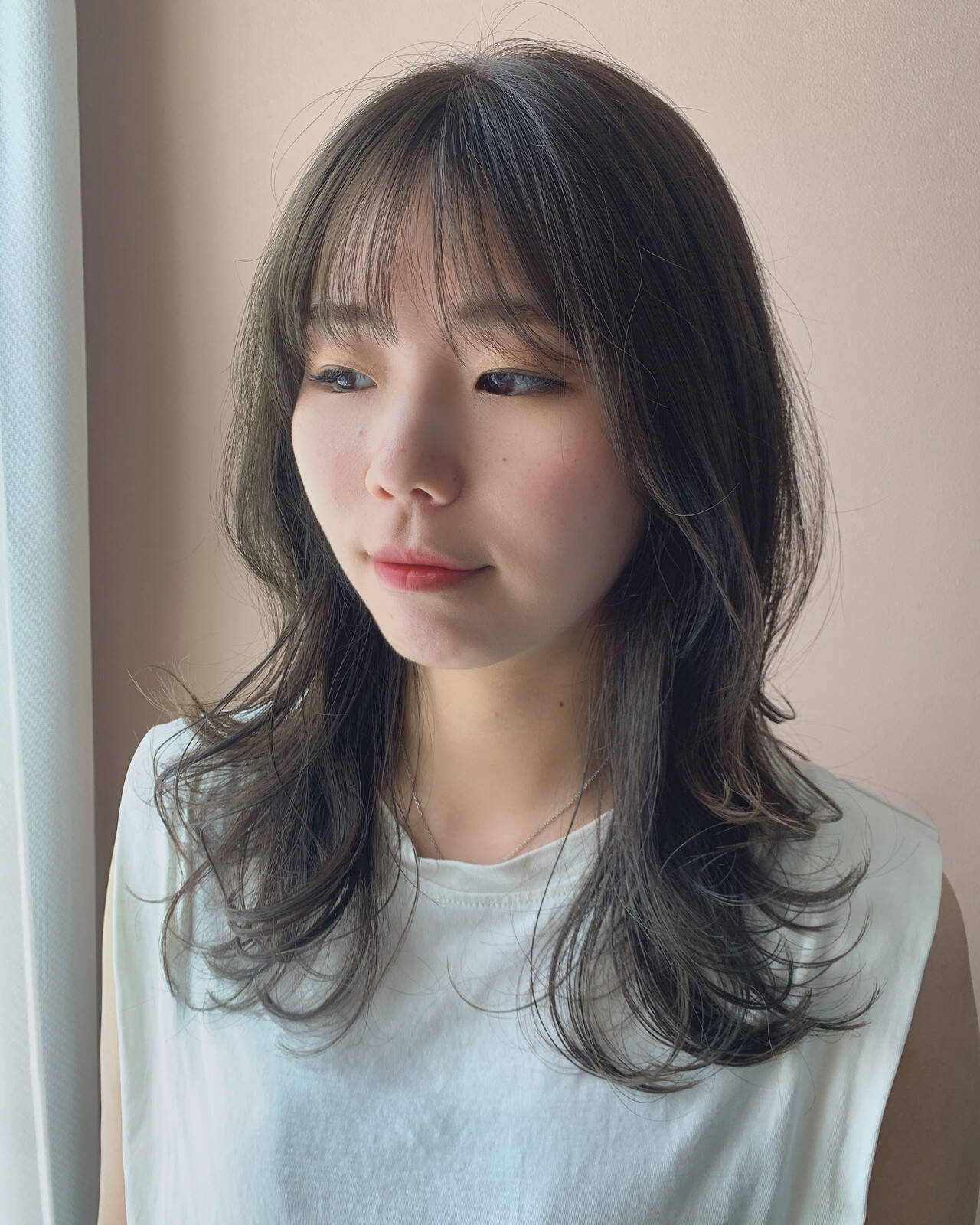 30代くらいのロングヘアの女性