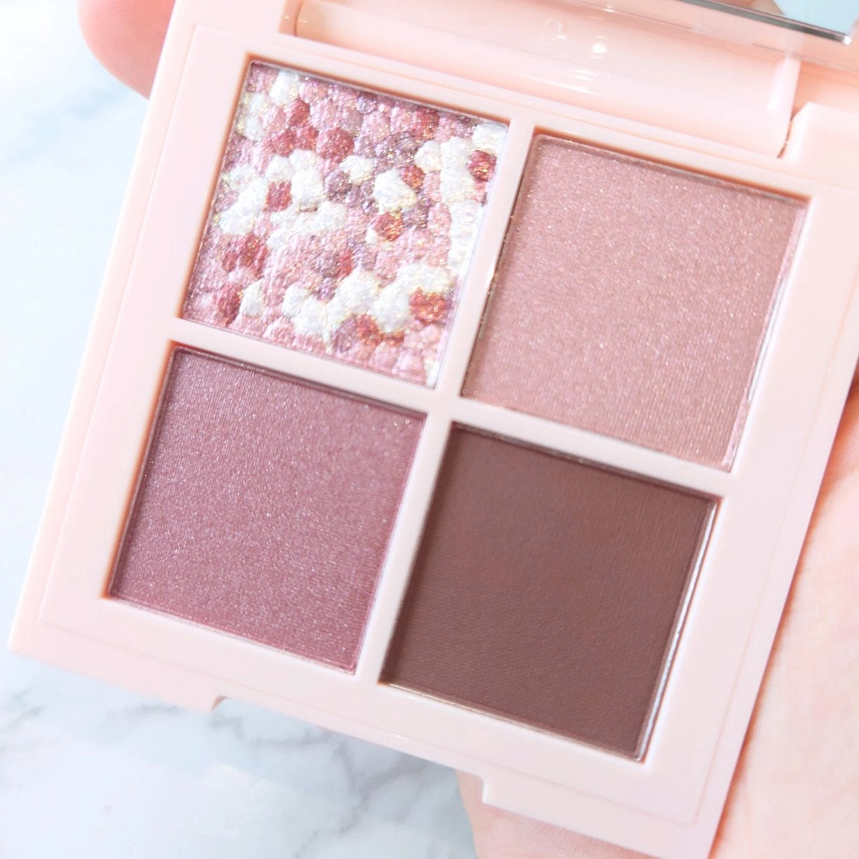 レブロン ダズル アイシャドウ クアッド/REVLON/アイシャドウパレットを使ったクチコミ(1枚目)