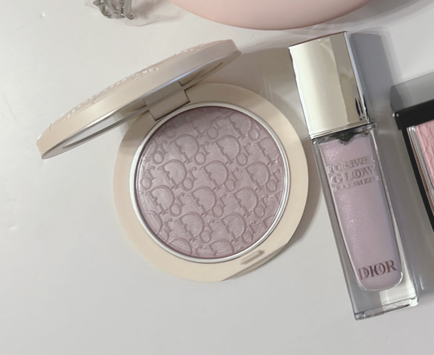 #グロウマキシマイザー10
（スプリング　コレクション　
２０２５　限定色・限定品）　
#ライラック
5,940円（税込）

"#ディオールフォーエヴァー ”から初めて、リキッド ハイライターが生産数量限定で登場❄️

シルバーのグリッター