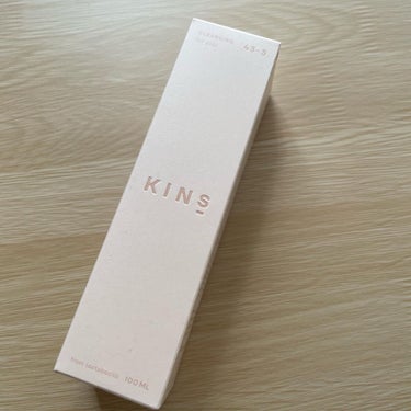 KINS CLEANSING OIL

メイクや皮脂はしっかりとオフしながら、
美肌のために必要なうるおいを守り、
なめらかで肌荒れしづらい肌へと導いてくれる
クレンジングオイルです

天然由来成分10