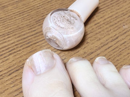 DAISO マイメロ ネイルのクチコミ「◎向きによって変わるパールの輝きが可愛い
◎シンプルにも華やかにも見えるカラー
◎筆が幅広で塗.....」(2枚目)