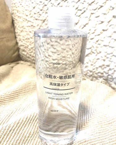 
【無印良品】化粧水
＊敏感肌用
     400mlでたっぷり使える。
     顔だけじゃなく、
     腕や脚にも使ってます。

