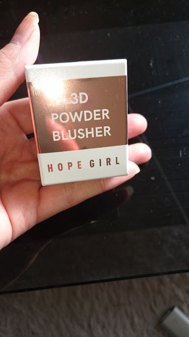 Hope Girl ホープガール3Dパウダーブラッシャーのクチコミ「オーブのポンポンチークとケイパレットのポンポンチーク
どっちが優秀か比べてみました(*´ω｀*.....」（1枚目）