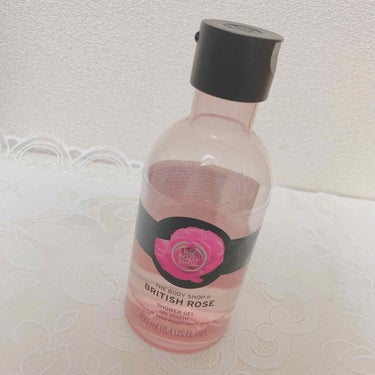 【THE BODY SHOP シャワージェル ブリティッシュローズ】

〇特徴
フレッシュで華やかなブリティッシュローズの香り💐
豊かな泡立ちでお肌をすっきりと洗い上げる！

🙆‍♀️Good
・香りが海外ぽいローズ香り
→始めは結構キツいかなって思っていたけど、香りがすごく身体に残りやすく、香り付けっていう意味では◎
好き嫌いが出やすい香り……

🙅‍♀️Bad
・泡が泡立ちにくい
→私は多めに付けて泡立てていました！
・結構さっぱりめなので、乾燥が気になった……(冬場)
→夏場の使用だと乾燥は気にならなかった

私は乾燥肌で、乾燥が気になったりしたので、リピは無しかなといった感じです……
の画像 その0