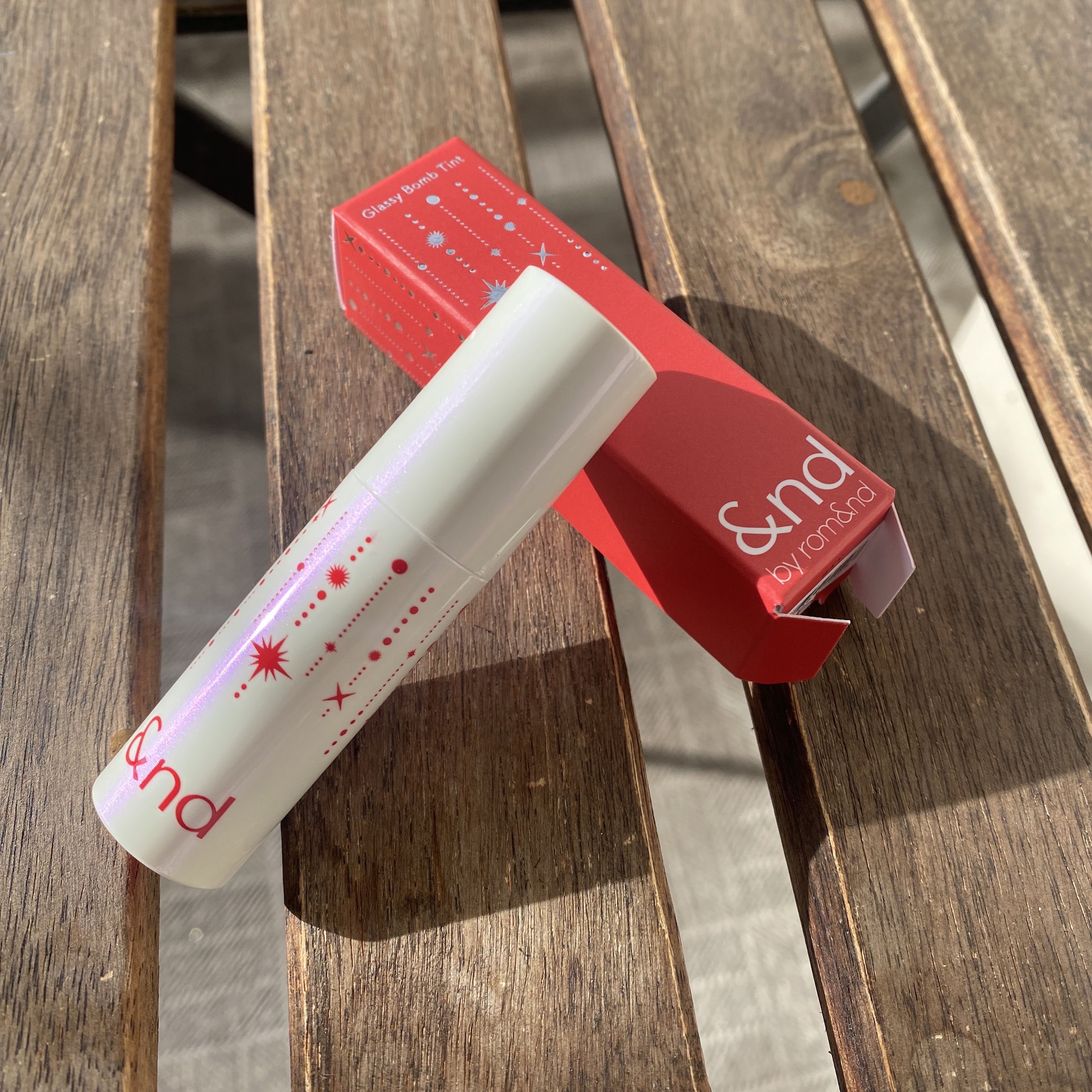 アンドバイロムアンド　グラッシーボムティント HL01 RED FLAKE/&nd by rom&nd/リップティントを使ったクチコミ（1枚目）