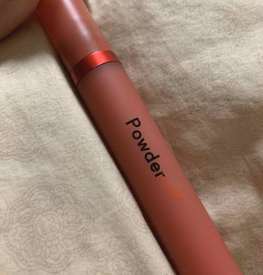 ----ETUDE HOUSE  Powder Rouge Tint----


２枚目
めっちゃぼやけてて申し訳ないんですけど、チップは平べったいというよりは丸っこい感じで、多めにチップに着いちゃいま