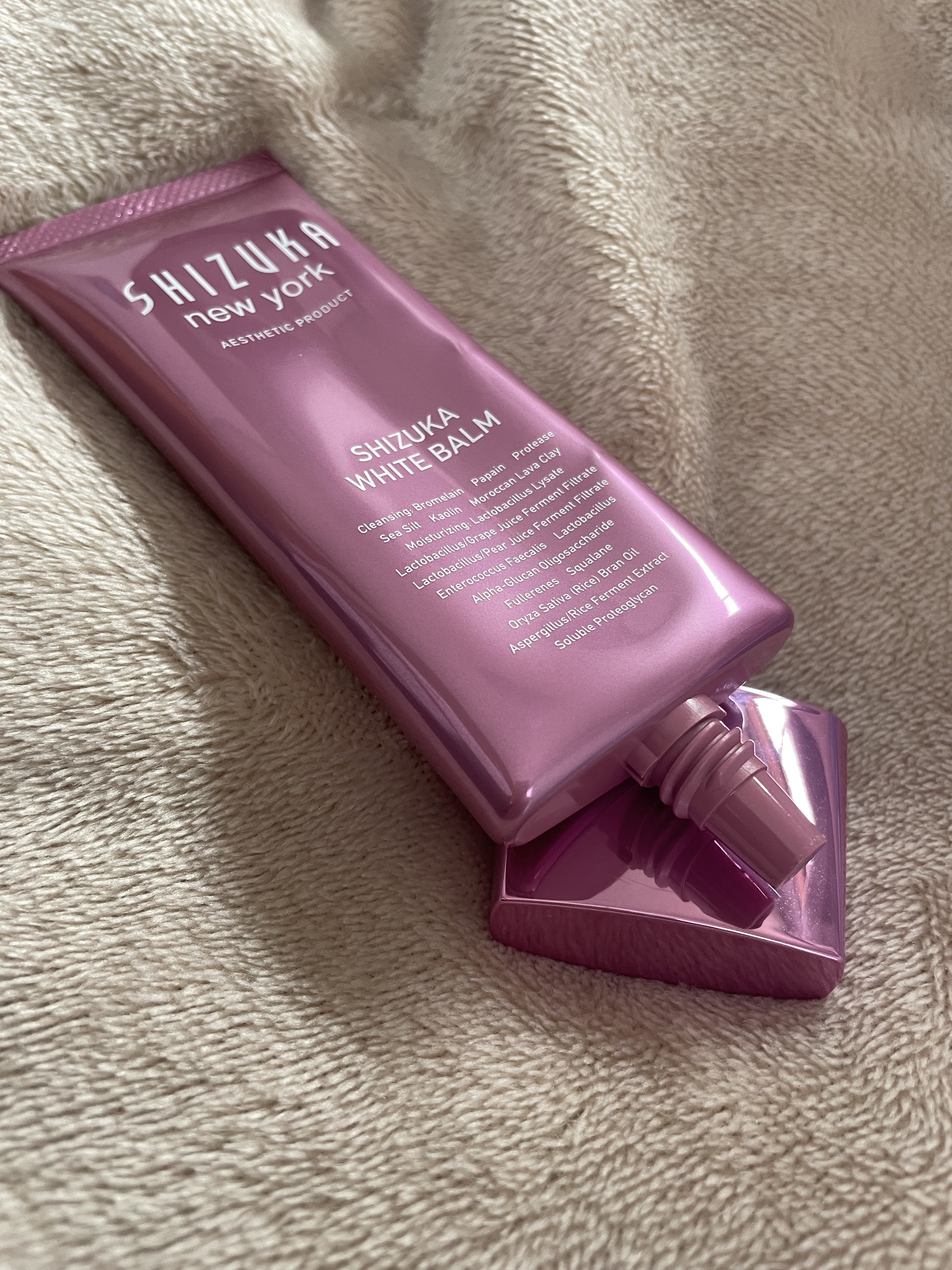 【Shizuka BY SHIZUKA NEWYORKシズカホワイトバーム】

テクスチャーはかため
両手で絞らなきゃでてこないのはわたしだけ？🤔

メイクはちゃんと落ちる
マスカラをしないからファンデとアイライナーアイシャドウでしか分か