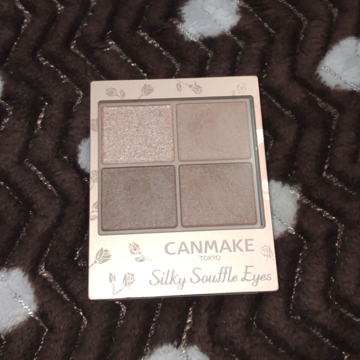 キャンメイク　シルキースフレアイズ
06リマグレージュ　

買えました！！
悩んでるうちにネットで完売してしまって、
店頭で見かけたら買うと決めていた限定色
朝一、ドラッグストアでラスト2のところお迎えしました。
(お昼にはなくなっていたの