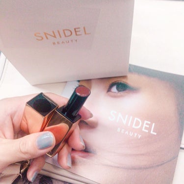 SNIDEL BEAUTYのリップ ケアカラーは、ほんのり色づくリップ美容液という感じ❤︎

保湿力が高く、唇の体温でとろっととろけて馴染むので使いやすいです❤︎
 #目指せ透明感 