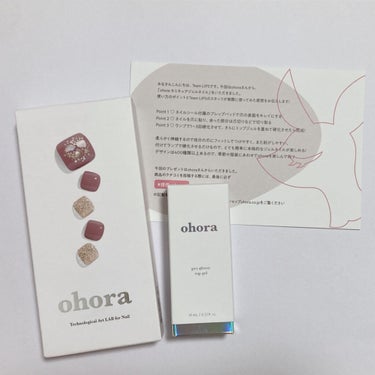 ohora
セミキュアジェルネイル


プレゼント当選✨
ありがとうございます😊


セルフジェルネイルも、ネイルシールも、
ペディキュアも、全てが初めての超初心者🔰

慣れたら印象変わるかなーってところが多めの
初使用レビューになります😅



結論▷▶
ペディキュアはテンションあがる⸜🙌🏻⸝‍



難易度▷▶
理解してしまえば超簡単な3STEPです😊

①爪を綺麗にする
プレップパッド(半乾きウェットティッシュみたいなもの)が2つ付属されてます👌🏻

②シールを貼って整える
ここが1番苦戦しました！！
自爪ぴったりでこだわらず、なんとなくこんなもんかなって気持ちで取り組んだほうがいい🙆‍♀️

③硬化＆トップコート
1回でかなり固まった感ありますが、色んな角度から当たるように、3回硬化させてみました！
計ってみたところ、1回40秒のようです🌱


かかった時間▷▶
海外ドラマ2話分だったので、1時間半くらい😅
初めて使うので調べながら失敗しながら
進めたのでかなり時間かかってしまった😅
次に使う時は40分くらいでできそう！！


もち▷▶
1週間くらいで剥がれてしまった😐
これは私の爪の形が悪かったのかなと思うので
ほんとは3週間とかもつみたいです👌🏻



ネイルシールのデザインは400種類以上💓
同じデザインでも色違いがあるところが
すごい良いなって思います！
自分好みドンピシャと出会えるはず😊



 #提供_ohora 
#ohora の画像 その0