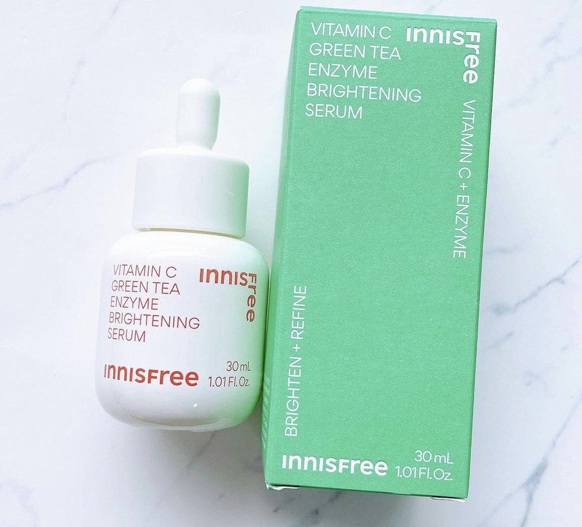 ✰
ビタCグリーンティーエンザイムブライトセラム／Innisfree
✰
美容液自体は少しとろみがあり、
少し黄色み感のある液です。
使用感はとても伸びがよく保湿力もありました😊 2日程続けて使用してみましたが、
敏感肌の私でも荒れる事無