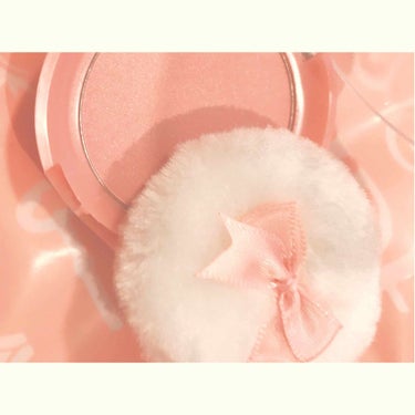 ETUDE HOUSEのチークは初購入( ¨̮ )︎︎❤︎︎
ラメが入ってて発色もよく、子供っぽさはない！
ただ、少量でかなりつくのでつけすぎ注意
コスパに拍手