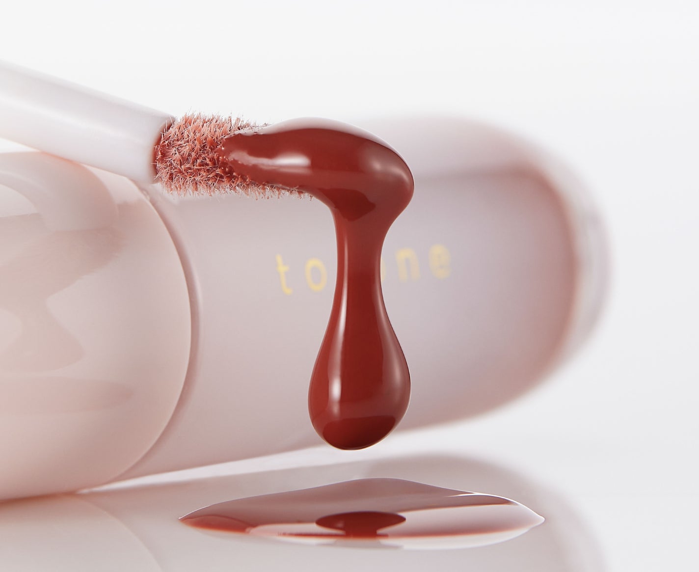 to/one から新作リップグロス「トーン ペタル ブルーミング グロス」とミュートカラーのアイシャドウ「トーン ペタル フロート アイズ」が登場!の画像