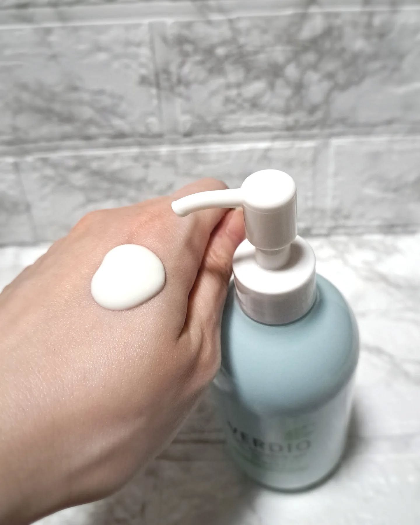 ベルディオ UVトーンアップエッセンス N/メンターム/日焼け止めローションを使ったクチコミ（3枚目）