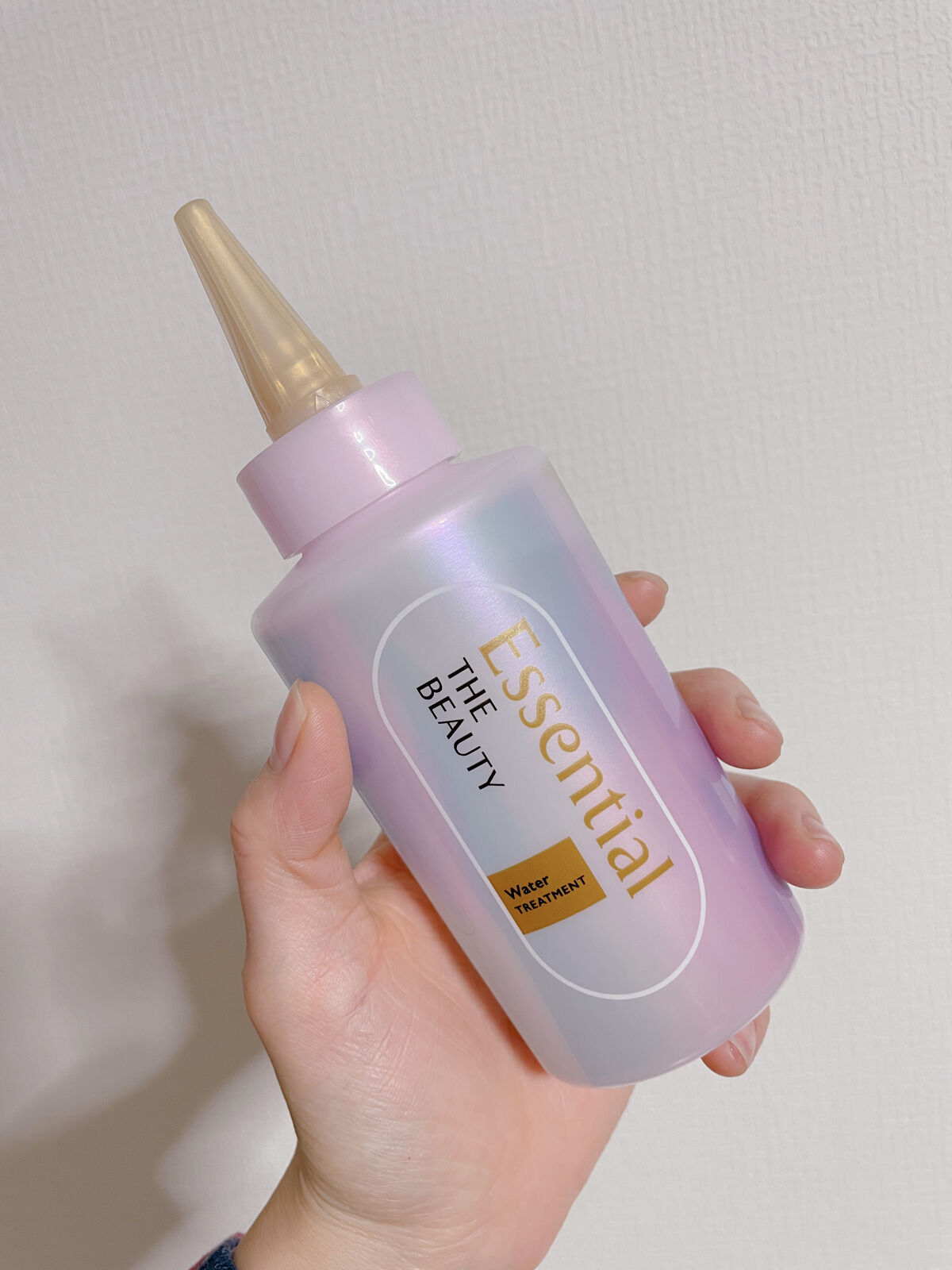 

こんにちは。
LIPSを通してエッセンシャルさんから〈エッセンシャルザビューティ髪のキメ美容ウォータートリートメント〉をいただきましたのでレビューしていきたいと思います。


こちらのトリートメントはオイルやミルクと違い
根元から使用で