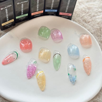 🐒ズボラママみっちゃんの高見えネイル💅 on LIPS 「夏にピッタリなシアーカラー!!6色展開です🩵フルーツネイルにし..」(5枚目)