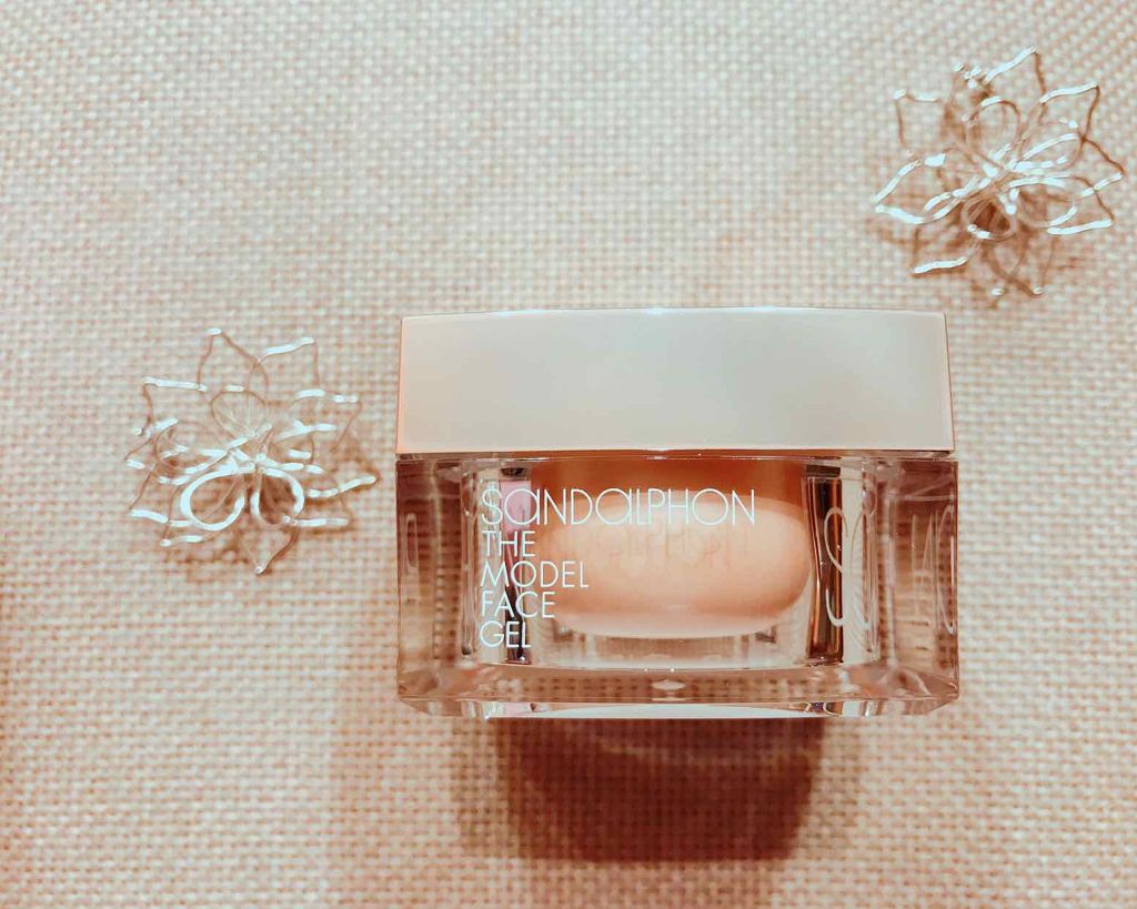 ほうれい線が気になりはじめたので
購入しました。

半透明のジェルで
優しい香りがします

スーッと肌になじんでいくので
ヌリヌリと塗り込んでいく必要がなかったです。

使いはじめて1週間
肌にハリが出てきた気がします。

#はじめての投稿