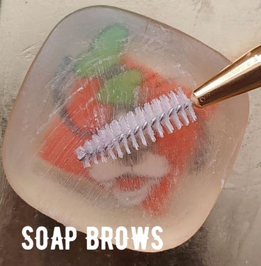 【石鹸 x アイブロウ】
特に海外のメイク動画やSNS投稿でよく見る、毛流れを意識したアイブロウの作り方をなんとなく見よう見まねでやってみました👀

Soap Brows / ソープブロウ / 石鹸 眉