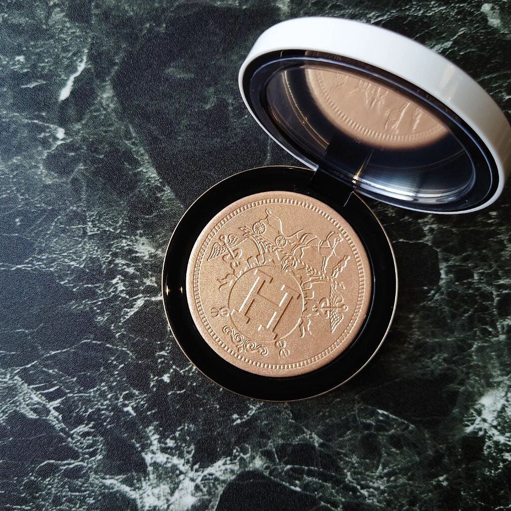 プードル オルフェーヴル フェイス&アイ イルミネイティングパウダー/エルメス/プレストパウダーを使ったクチコミ(2枚目)