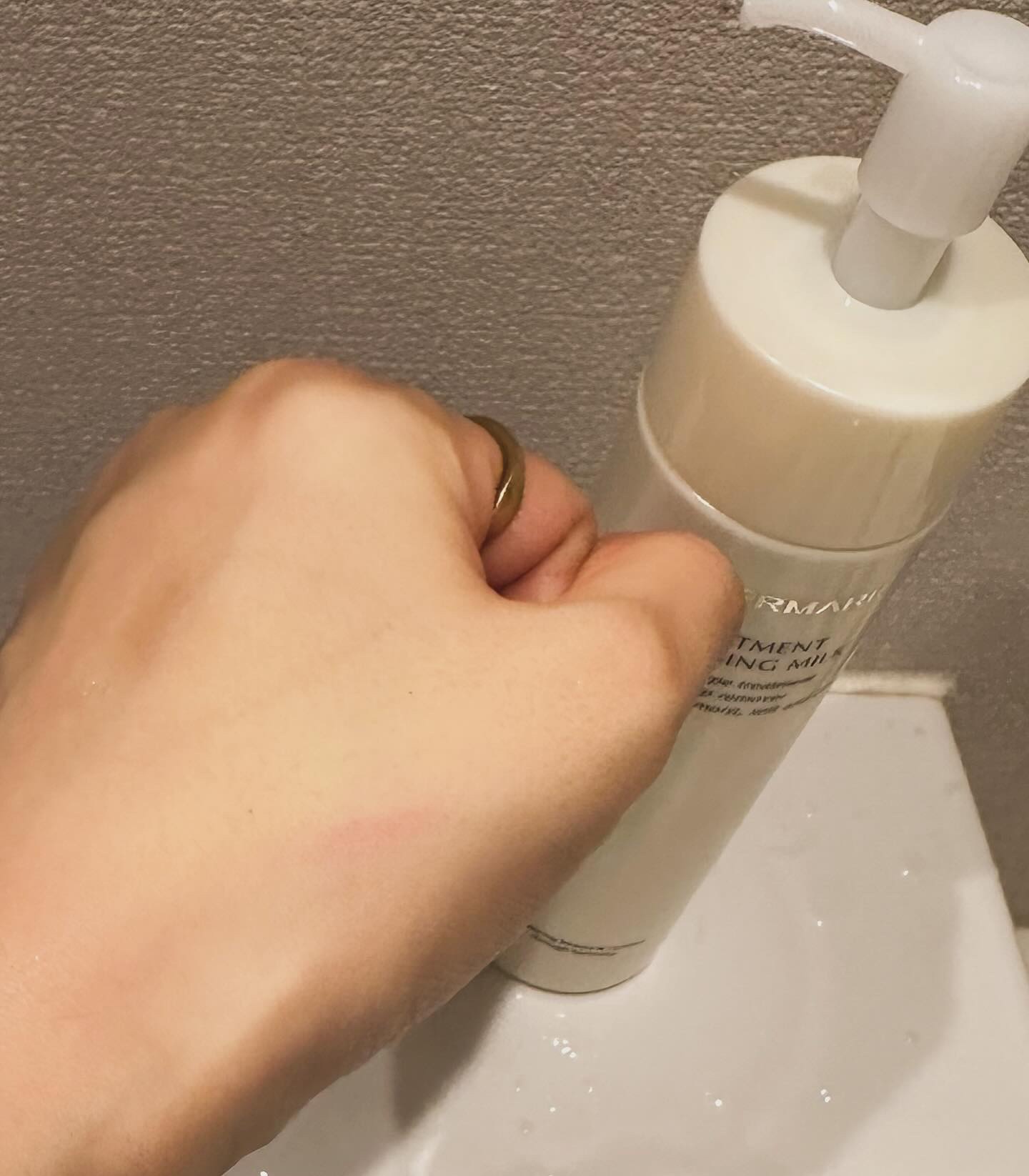 .

美容成分*89%配合の、毛穴レス**クレンジングをご紹介！
*水と保湿成分 **うるおいを与えて毛穴を目立たなくすること

乳液みたいなテクスチャーで、メイクになじみやすく、しっとりとした使用感です。
ポンプ式なので出しやすいところも