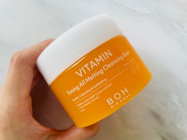 | BIO HEAL BOH |

Vitamin Toning All Melting Cleansing Balm

オリーブヤングから発売しているプライベートブランド、BIOHEAL BOH。

健康的な美しさの為の最高の高機能性アンチエイジングダーマスキンケアブランドになります。

ビタミンが含まれていることもあって(11種類も！)、使えば使うほど肌のトーンがいつもよりも明るくなっているように感じます。

最近くすんでいるかも？と思っていらっしゃる方に特にオススメしたいです🙌💕

バームタイプですが、肌にのせるとすぐにとろけてテクスチャーが心地良い◎

#バイオヒールボ #韓国コスメ #オリーブヤングPB #オリーブヤング #オリヤン #クレンジング #スキンケア #クレンジングバームの画像 その0