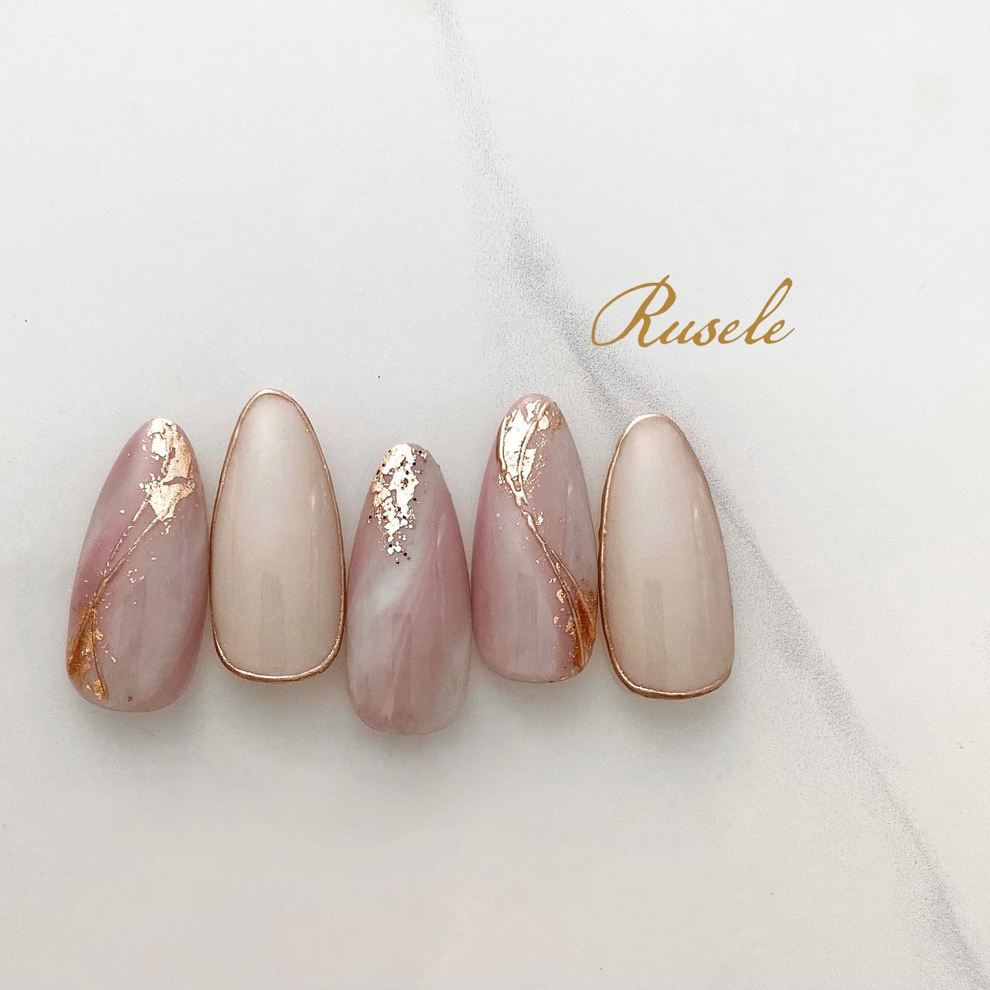 #箔ネイル,#金箔ネイル,#ニュアンスネイル,#トレンドネイル,#グリッターネイル,#ラメネイル,#冬ネイル,#ミラーネイル,#女子ネイル,#上品ネイルのネイルデザイン