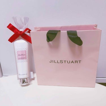 最近買った
JILLSTUARTのハンドクリームです🥰

私はこのシリーズのボディミルクも
持っているのですが、
その香りがとても気に入って
使い心地もよかったので、
今回はハンドクリームを購入しました