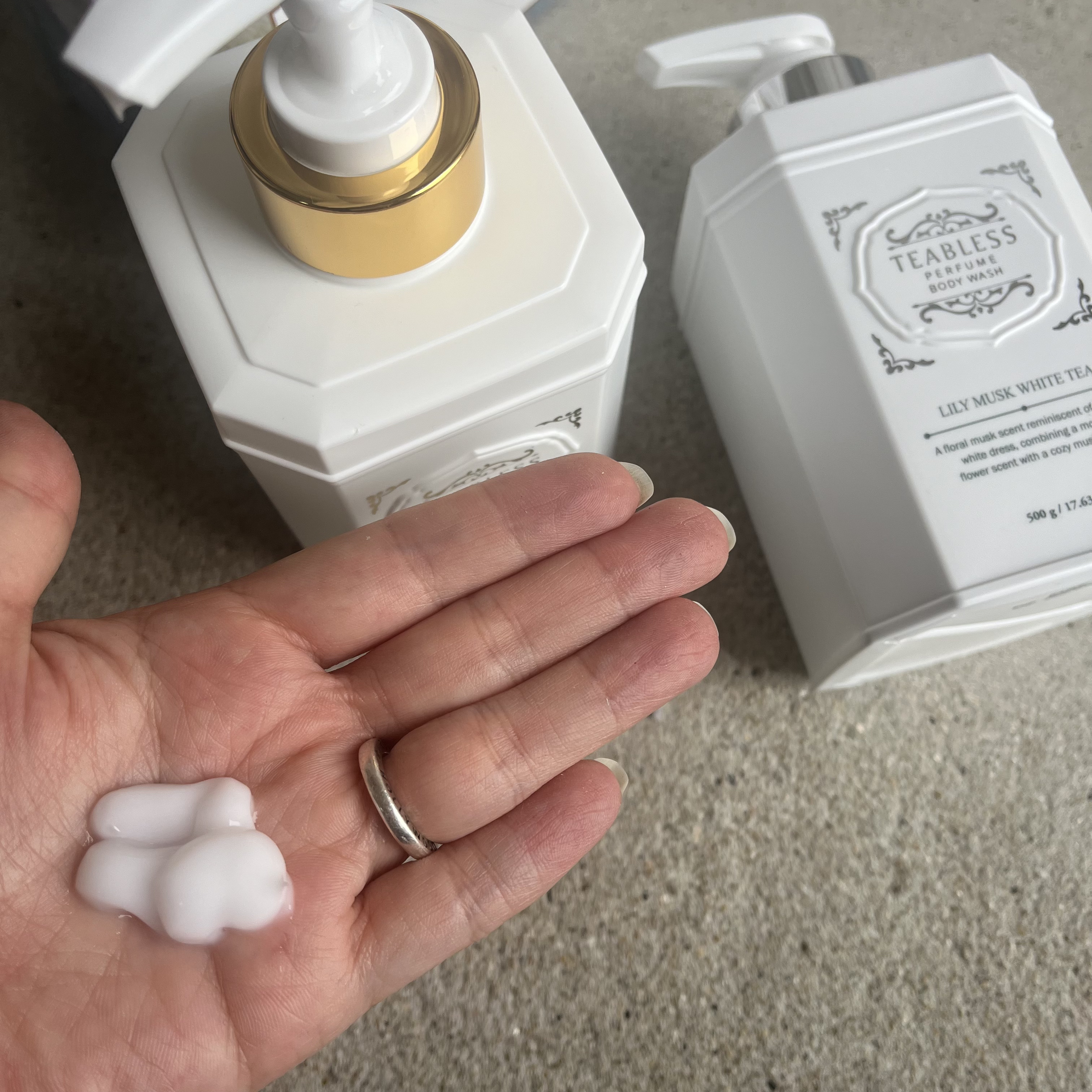パフュームボディローション リリィムスクホワイトティー/TEABLESS/ボディローションを使ったクチコミ（2枚目）