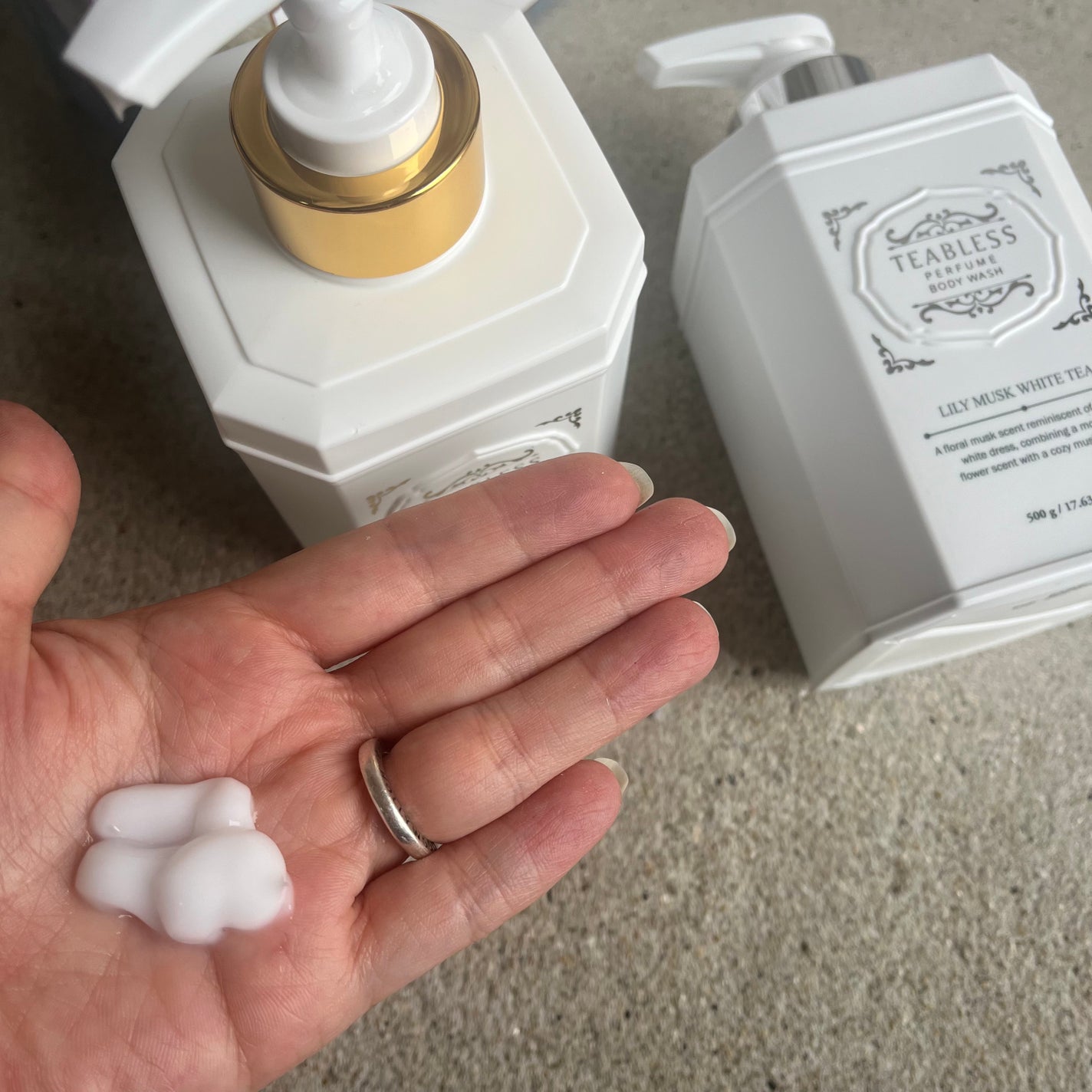 パフュームボディローション リリィムスクホワイトティー/TEABLESS/ボディローションを使ったクチコミ(2枚目)