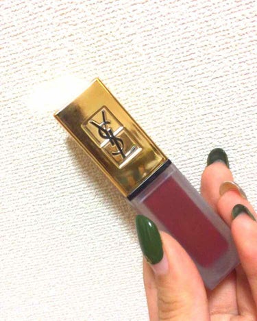 YSLのリップです💁‍♀️
[メリット]
◯長時間色落ちしない
◯高発色
◯匂いがいい

[デメリット]
◯乾燥する

[メイクの仕方]
◯濃い色の場合、付属のスティックで塗ってしまうと綺麗にぬれないの