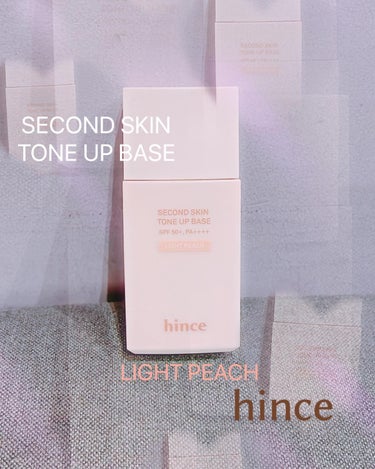 ✩.*˚hince SECOND SKIN TONE UP BASE
  SPF50+,PA++++✩.*˚

韓国の大人気コスメブランド『hince』は、最近、日本初の直営店もでき、ますます人気爆発中(*Ü*)ﻌﻌﻌ♥

アイシャドウもかなりよかったけど、ベースメイクライン「セカンドスキン」シリーズから、自然にトーンアップし、肌に透明感を与えるUVカット機能付き下地「セカンドスキントーンアップベース」が新登場!!

カラーは3タイプあり、赤みが気になる方用のミューテッドグリーン、黄ぐすみが気になる方用のペールラベンダー、そして、肌のくすみが気になる私は、ライトピーチ🍑

白っぽくなり過ぎずに、違和感のない自然なトーンアップが叶い、しっとりとしたリキッドテクスチャーが肌に馴染み、ほんと薄く伸ばすだけで、ツッパリ感なく、薄く軽く密着♡

そして、自然な透明感🙌

また、油分を適度に抑えたセミマットな仕上がりで、全くベタつかず、一日中テカリやヨレもなく、美肌が持続
👊( ¨̮💪)

肌の凹凸もなめらかに整え、毛穴も塗ったほうが目だたなくなった(*´˘`*)♡

この下地塗るだけで、ほんと美肌に見えるし、しっかり紫外線カットも出来るから、ずっと家とか、マスク外さない時なら、これにマスクで出かけちゃうことも(♡ᴗ͈ˬᴗ͈)

パケも四角がオシャレだし、とにかく今まで使ってきた下地の中で、薄づきで、崩れないのに美肌に見えて、ダントツよかったから、絶対リピ(*˘︶˘*).｡.:*♡

 #hince #ヒンス #韓国コスメ #セカンドスキントーンアップベース #紫外線カット  #uv下地 #ライトピーチ #くすみ肌  #トーンアップ下地  #美肌  #美肌見え  #ノーファンデ #ノーファンデ肌 #ベースメイク #美容好き #美容好きと繋がりたい  #MyBestCosme の画像 その1