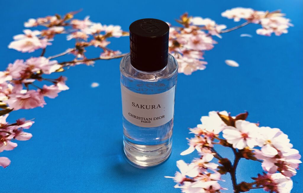 日本の春を感じさせる優しい香り☺️
この時期に使いたい香水。

トップノートはグリーンノート
ミドルノートは日本の桜、ローズ、ジャスミン、ヘディオーネ
ベースノートはバイオレット、ミモザ、ホワイトムスク　(fragranticaより)

桜