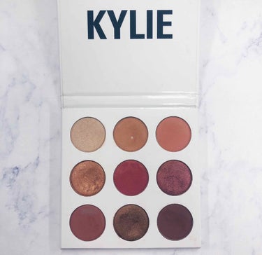 Kylie Cosmetics KYSHADOWのクチコミ「カイリーコスメティックの
アイシャドウパレット🎨💗
THE BURGUNDY PALETTE
.....」（2枚目）