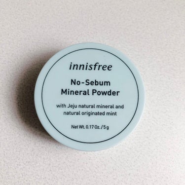 #innisfree
#ノーセバムミネラルパウダー
（ #フェイスパウダー ）

確か800円くらい？

臭くはないけど、匂いがかなり気になります。
蓋が回して開けるタイプで、鏡が無いのも使いづらい。
