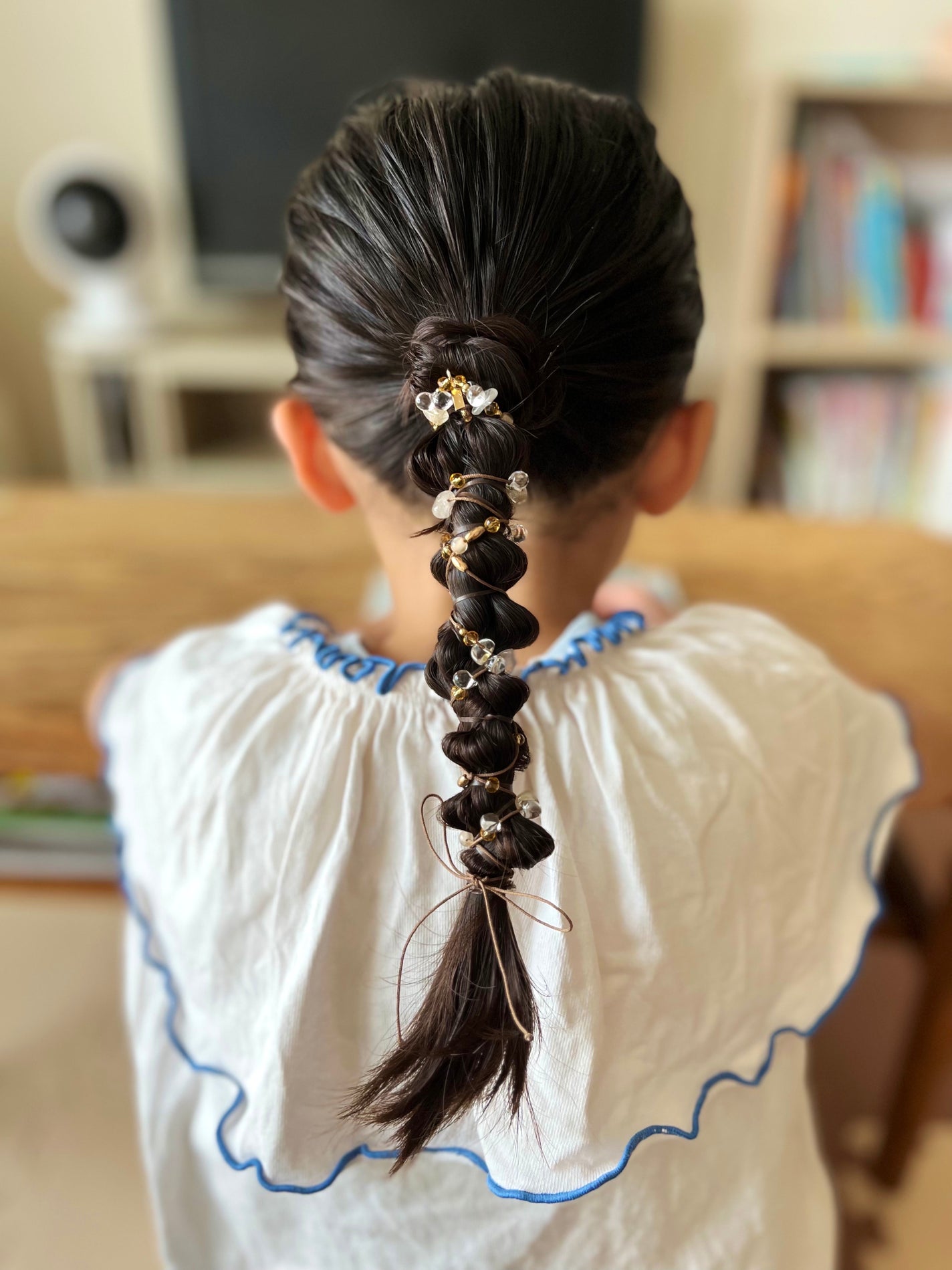 Yuki on LIPS 「4歳娘のヘアアレンジ♡夏休みヘアです🌻可愛いビーズがついた紐ア..」(2枚目)