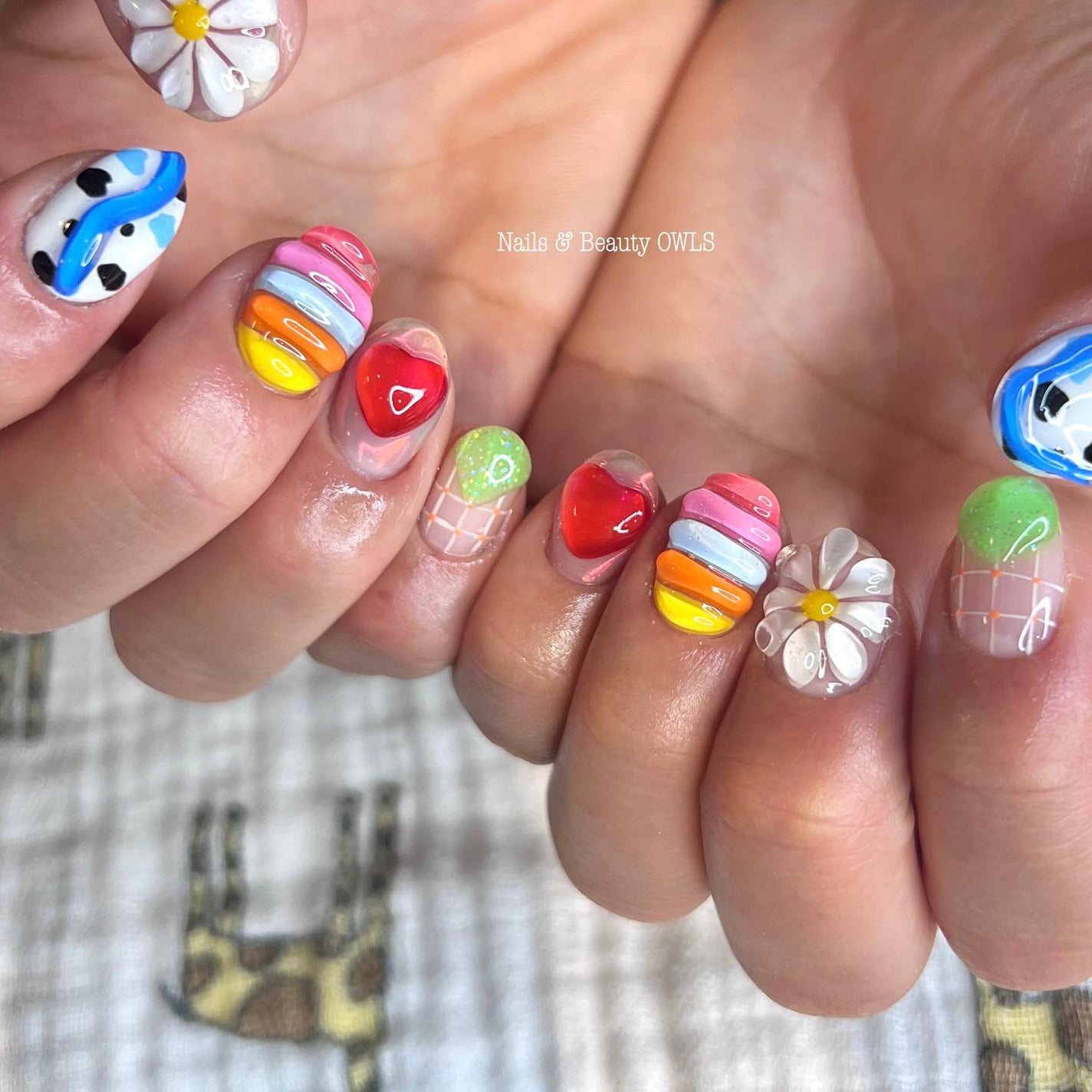 ぴよこれいと あうるす on LIPS 「目が覚めるようにカラフルな可愛いネイルできた。頂いた参考画像は..」(3枚目)