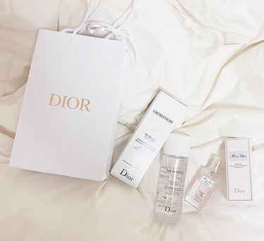 【幸せすぎる…♡】


こんばんはきなこくんです🍄


昨日Diorに行って来ました〜！！！前から欲しかった『ミス ディオール ヘア ミスト』と『スノー ライト エッセンス ローション』を購入してきまし