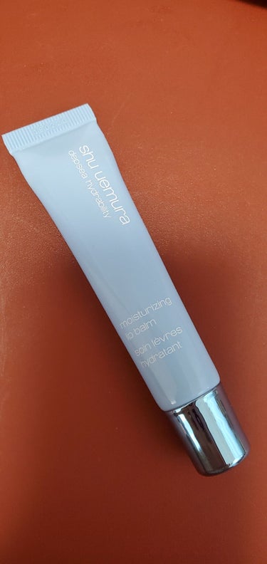 shu uemura　ディプシーハイドラビリティリップバーム
価格2200円(税込)
こちらの商品とろっとしていて、保湿力高めです！
外出自粛で自宅で手持ちの口紅を何度も塗っては落としてを繰り返しパサパ