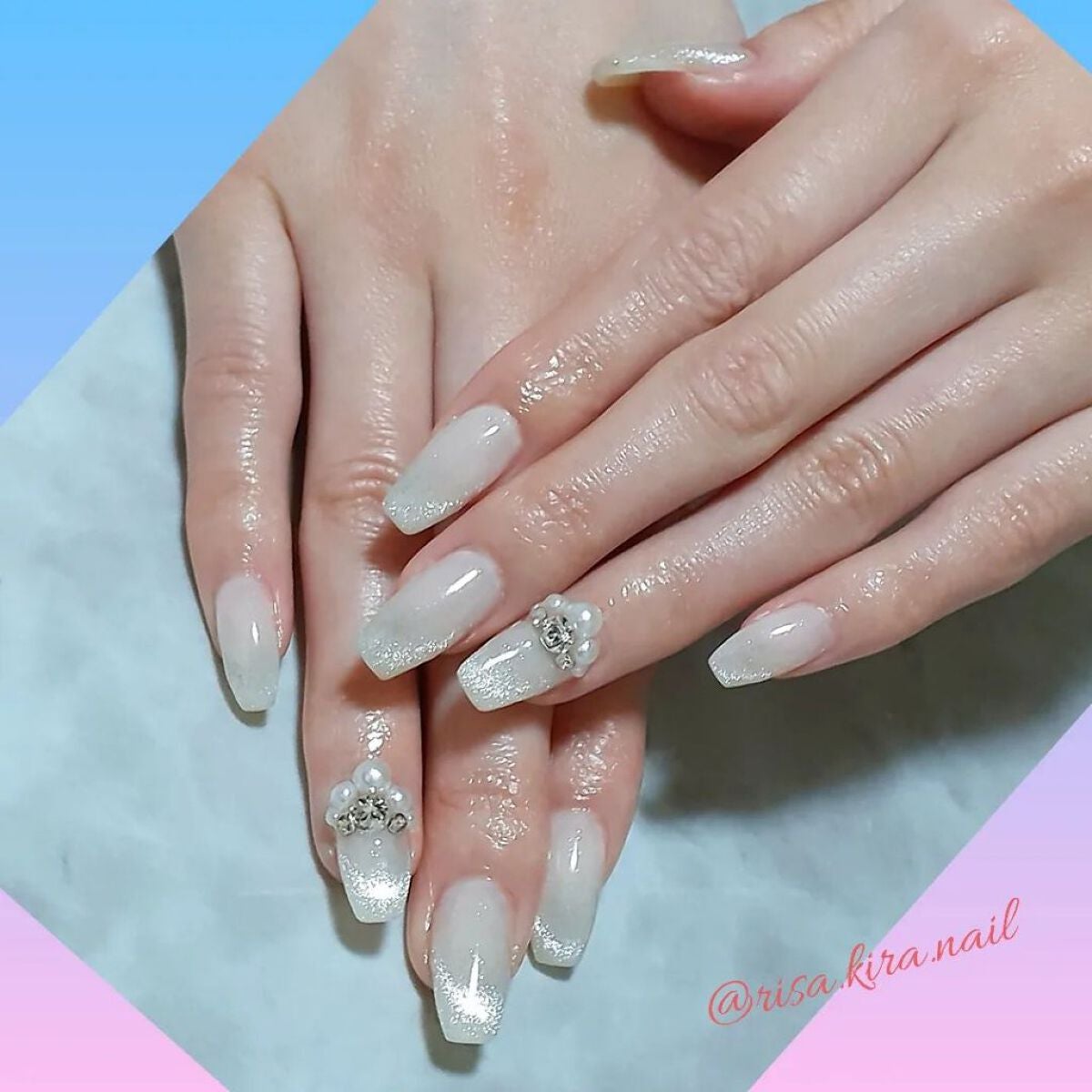 r.kira.nail on LIPS 「🤍🤍🤍ホワイトにマグネット✨透明感と上品さが最高😍✨重ねるカラ..」(1枚目)